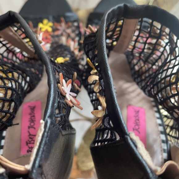 COPY - Betsey Johnson open toed heels with 3D flowers NWT size 6.5 - Picture 4 of 4